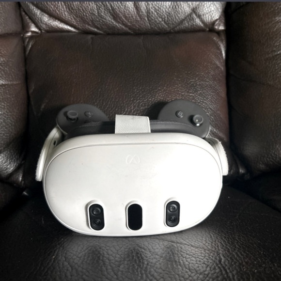Meta quest3 vr headset - Picture 2 of 2